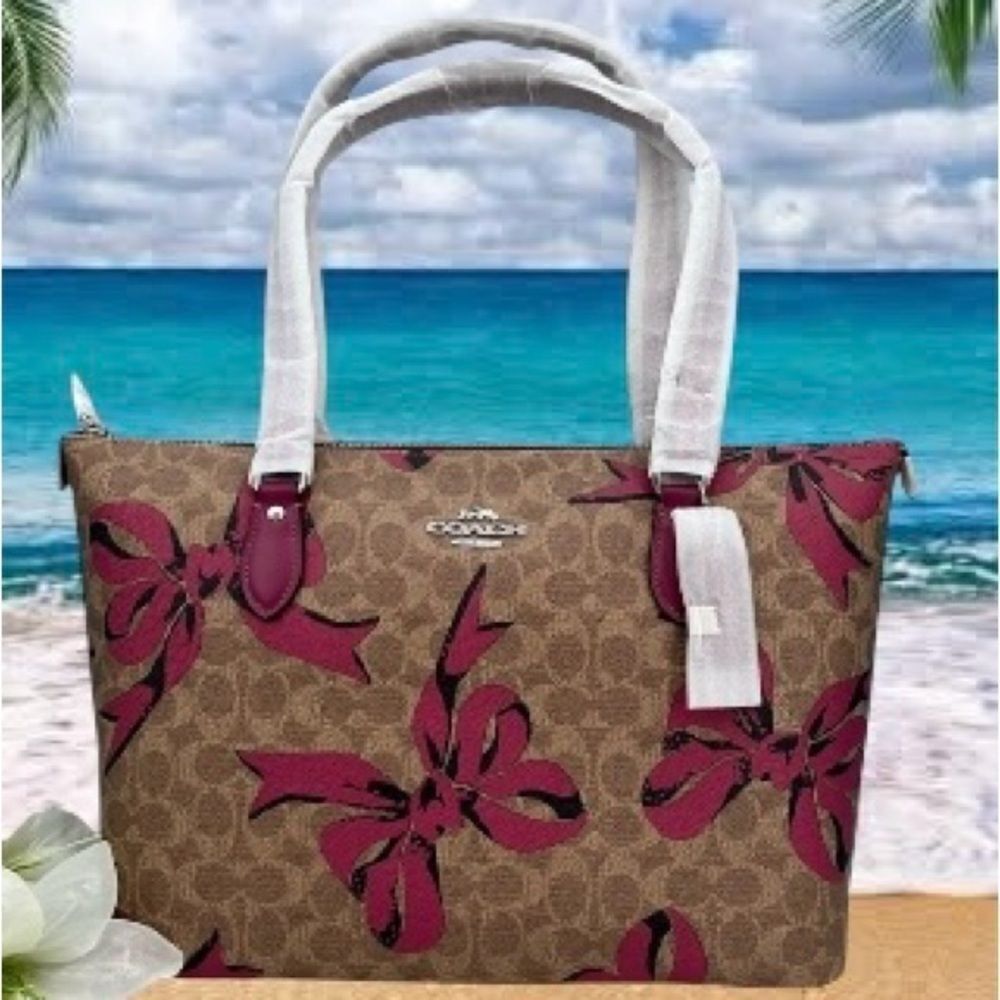 Coach Gallery Tote Bag In Signature Canvas With Bow Print Purse